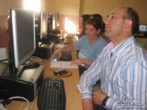 Los padres de los alumnos del colegio de Peraleda reciben un curso de la Plataforma Educativa Rayuela 
