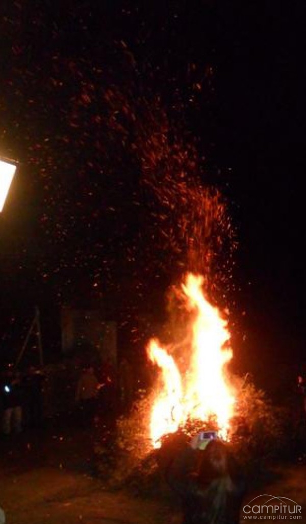 Numerosas hogueras iluminan Villaharta en La Candelaria 