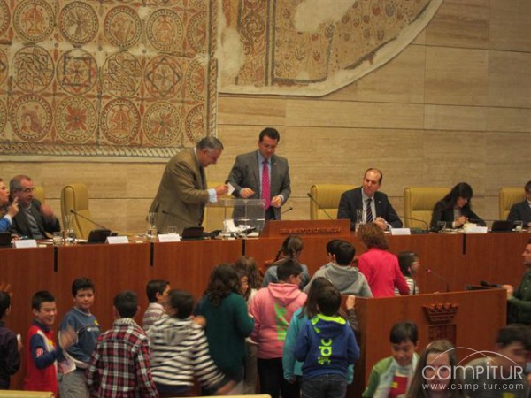 Escolares de la Campiña Sur ejercen en la Asamblea de “Diputados por un dia”