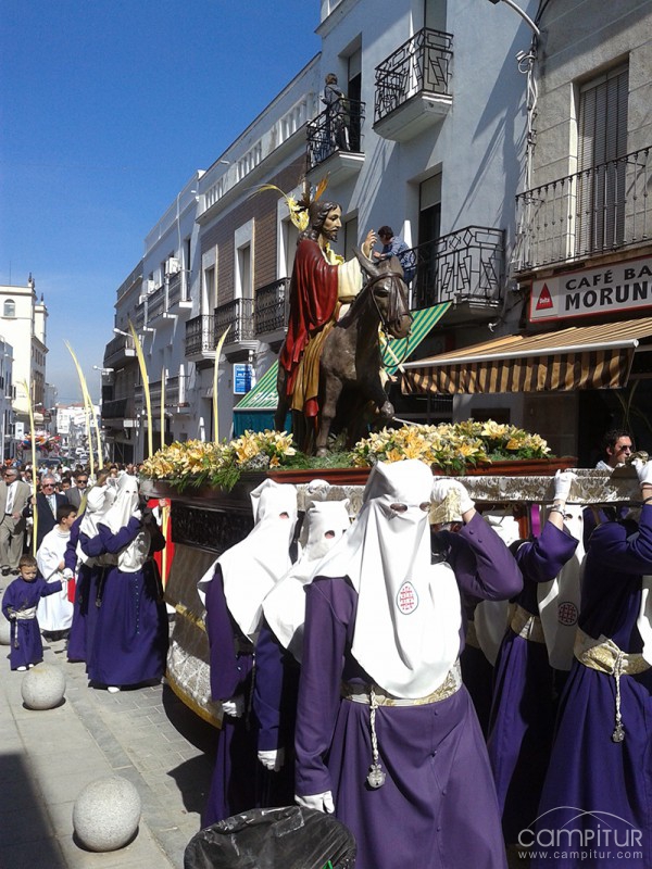 Multitud de devotos acompañan a la Burriquita en Azuaga 