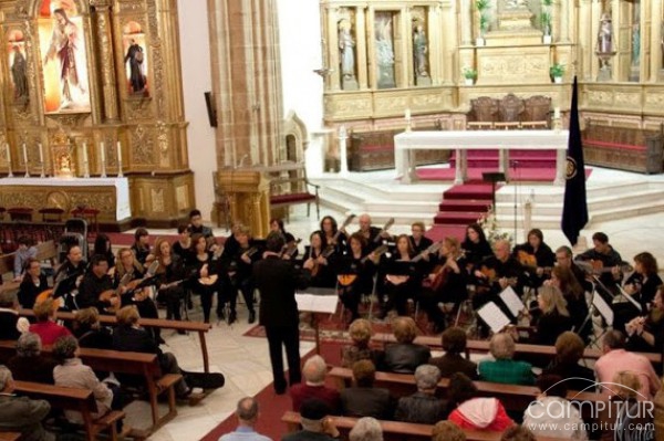La Orquesta de Pulso y Púa de Azuaga en “La Noche de los Muesos”