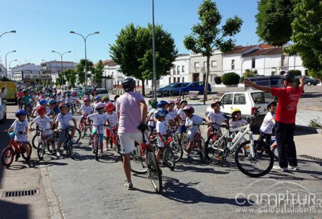 Niños y niñas toman las calles de Azuaga con sus bicicletas 