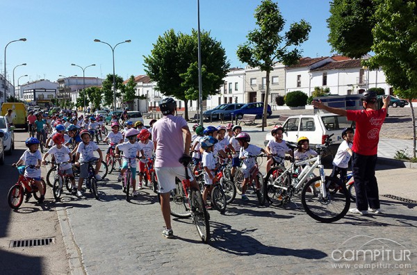 Niños y niñas toman las calles de Azuaga con sus bicicletas 