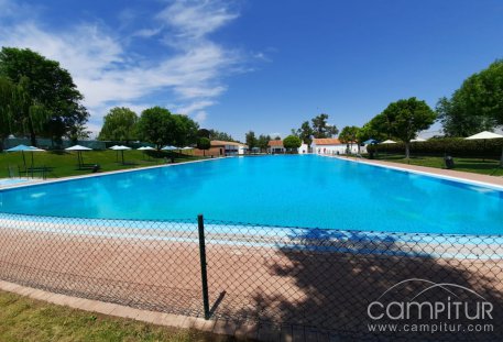 El Ayuntamiento de Azuaga valora la apertura de la Piscina Municipal 