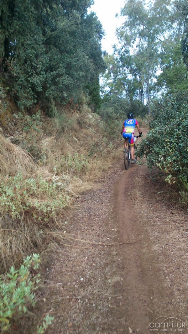 Unos 70 ciclistas participaban en la III Marcha Ciclista Enderezatrochas 