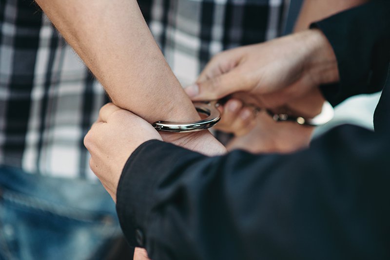 Cuatro personas detenidas por agredir a la Policía Local en Constantina