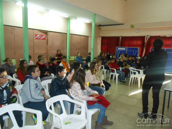 Alumnos de 6º de Primaria de Peraleda visitan el I.E.S. “Miguel Durán” de Azuaga 