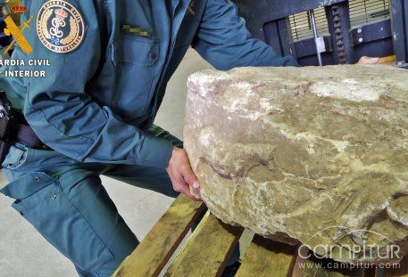 La Guardia Civil recupera en Llerena un fragmento pétreo de relieve romano