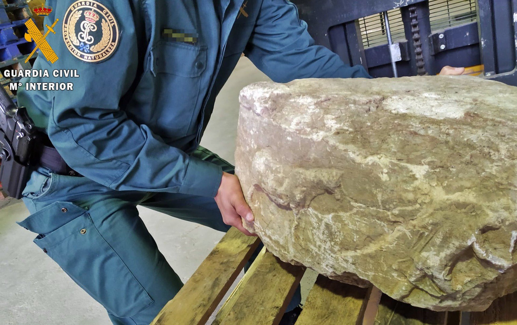 La Guardia Civil recupera en Llerena un fragmento pétreo de relieve romano