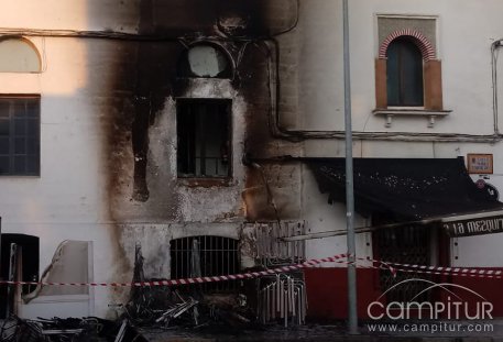 Un incendio calcina el mobiliario exterior de La Mezquita de Azuaga 