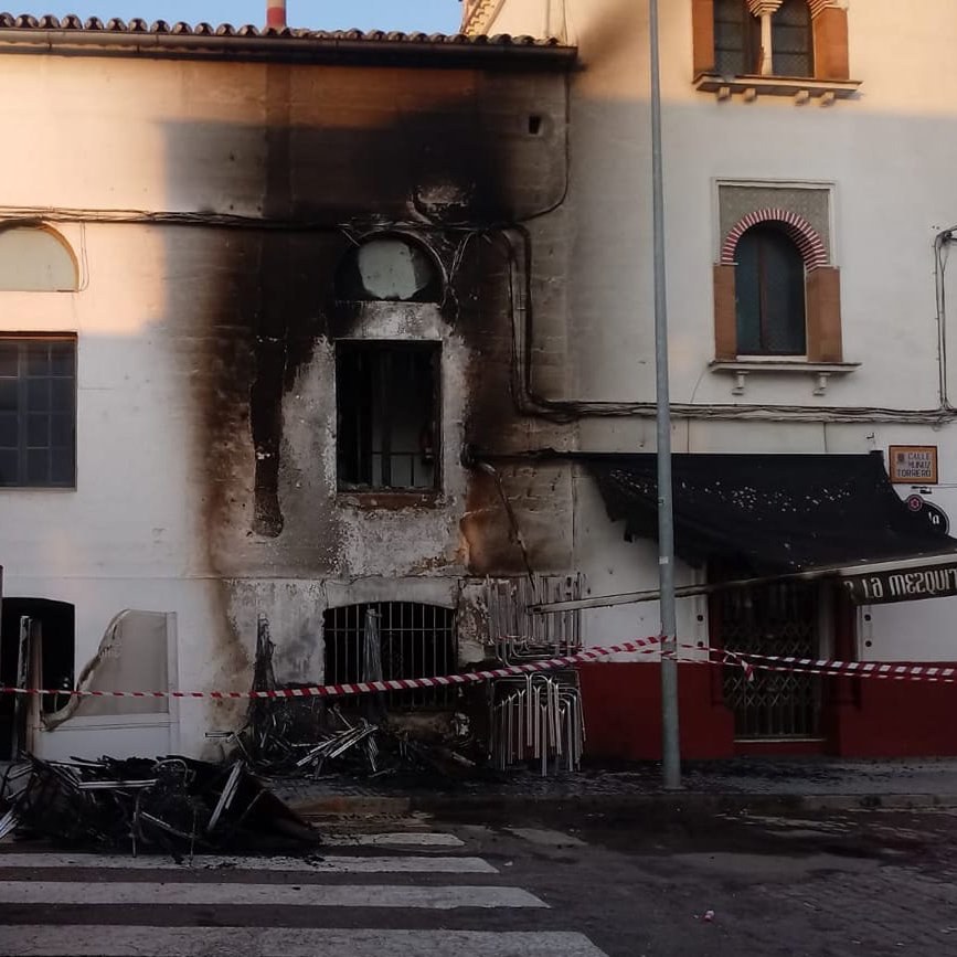 Un incendio calcina el mobiliario exterior de La Mezquita de Azuaga 