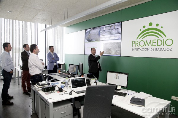 Visita del Presidente de la Diputación de Badajoz al laboratorio y  a la nueva sede de Promedio
