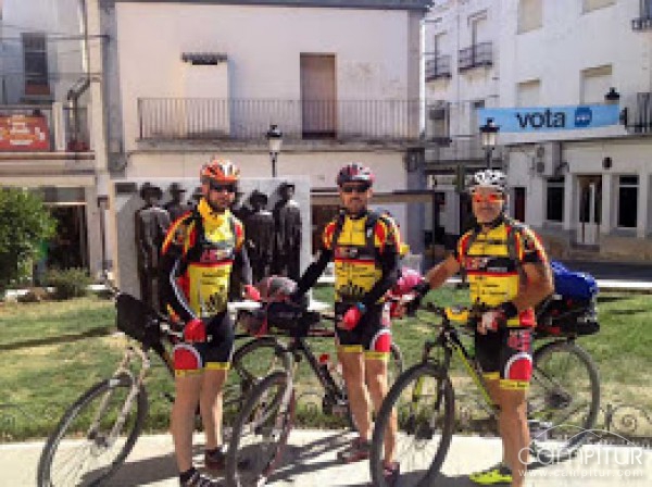 Tres ciclistas inician el camino de Santiago desde Peñarroya