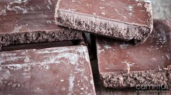  ¿Por qué al chocolate le salen motas blancas al llevar unos días al aire?