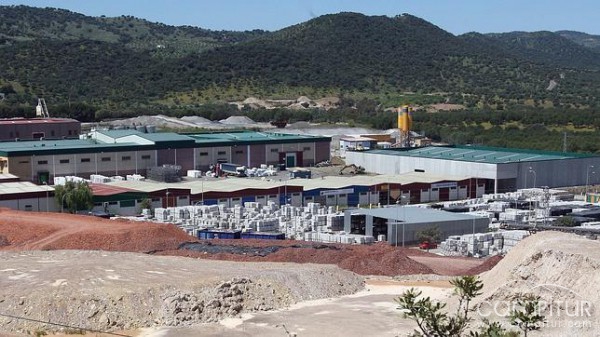 Heridos tres trabajadores al estallar un tanque de nitrógeno en una fábrica de Espiel