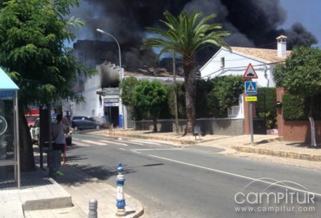 Incendio en la fábrica de hielo de Constantina