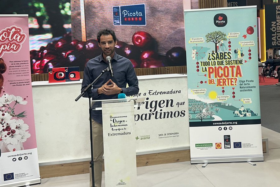 Álvaro Martín recibe el Premio a la Excelencia Picota del Jerte 2024
