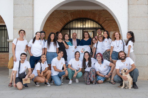 Catorce Mujeres Artistas Arriban a Los Blázquez para el Proyecto Arte Viva