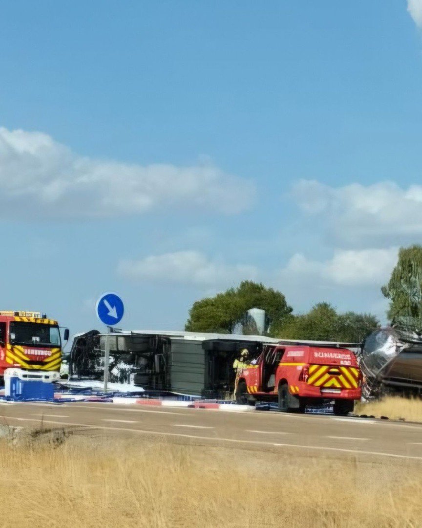 Dos conductores heridos tras un aparatoso choque entre camiones en la N-432