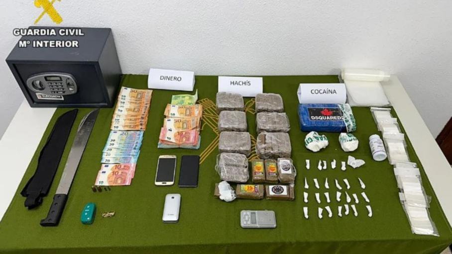 Desmantelado un punto de tráfico de drogas con distribución en Azuaga y la Campiña Sur