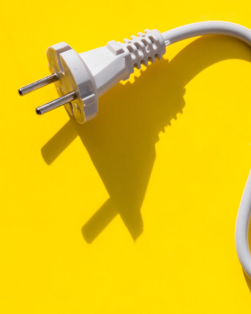 Ahillones acuerda con Endesa un plan de mejoras para reforzar el suministro eléctrico