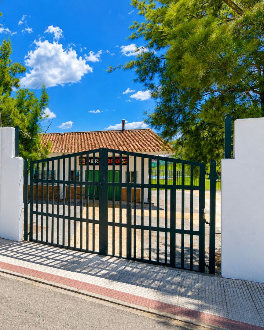 Azuaga licita el Centro Joven y el bar de la piscina 