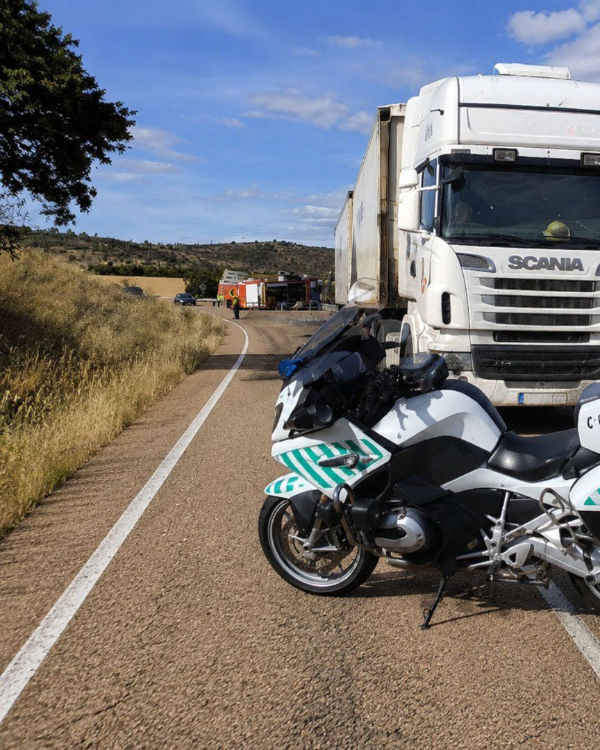La EX-111 sigue marcada por el vuelco de un camión