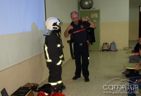 Charla informativa de los Bomberos en el C.P. Valle de la Osa 