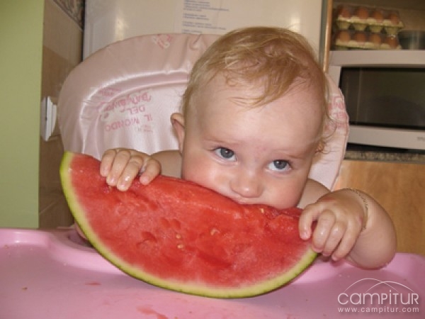 Los más inteligentes al comer son los bebes y los mayores de 50 