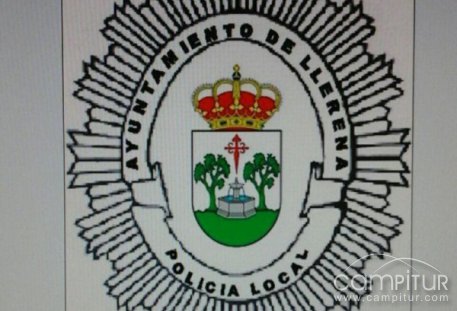 La Policía Local de Llerena rescata a un menor del interior de un coche