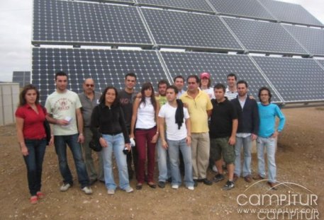 Alumnos del Curso de Instalador de Sistemas de Energía Solar Fotovoltaica y Eólica visitan Llerena  