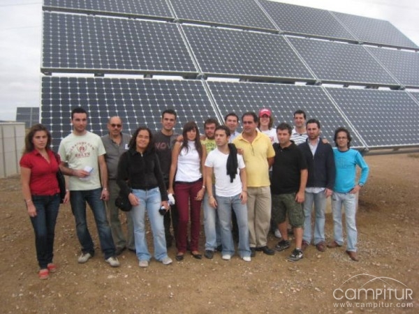 Alumnos del Curso de Instalador de Sistemas de Energía Solar Fotovoltaica y Eólica visitan Llerena  