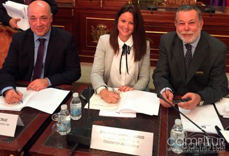 Fuenteovejuna firma un convenio con Diputación para adquirir maquinaria para la reparación de caminos rurales 