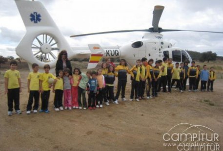 Alumnos peraledense conocen in situ el funcionamiento de un Helicóptero Sanitario 