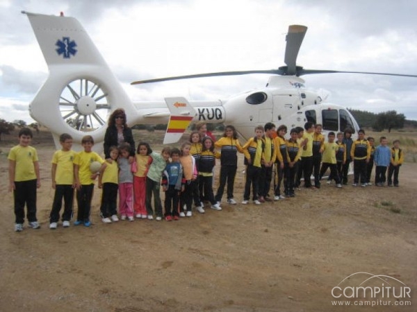 Alumnos peraledense conocen in situ el funcionamiento de un Helicóptero Sanitario 