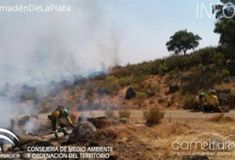 Unas 75 hectáreas de terreno afectadas por el incendio en Cazalla de la Sierra 