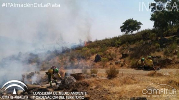 Unas 75 hectáreas de terreno afectadas por el incendio en Cazalla de la Sierra 