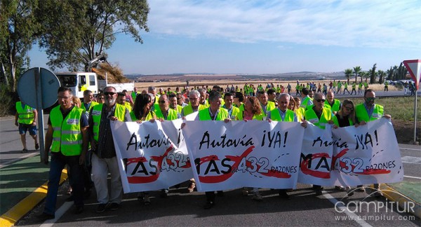 Más de 200 personas piden la conversión en autovía de la N-432 