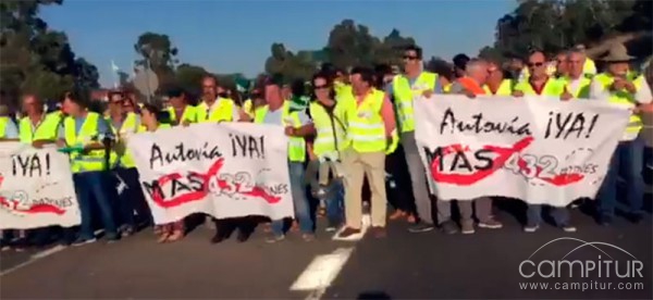 Concentración por la conversión de la nacional N-432 en Berlanga