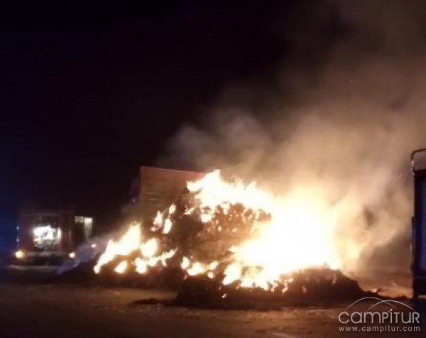 Cortan la N-432 a la altura de Ahillones por el incendio en un camión 