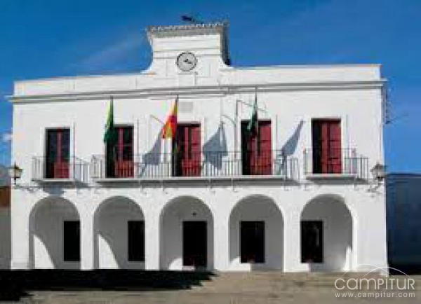 Obras y dotaciones de mobiliarios y servicios para Higuera de Llerena 