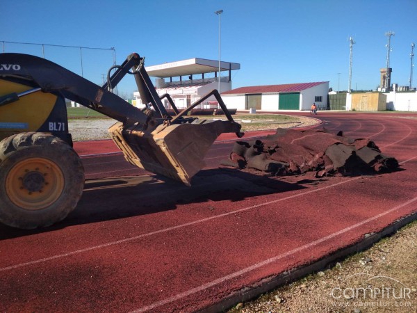 Obras en la pista de atletismo de Azuaga 
