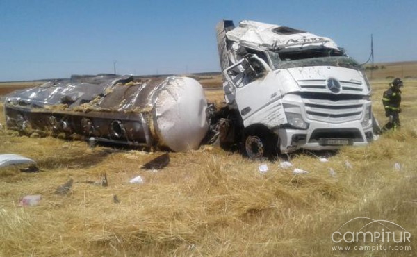 Salida de vía de un camión cisterna entre Llerena y Ahillones 