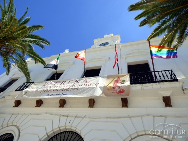 La bandera LGBT ondea en el Ayuntamiento de Llerena 