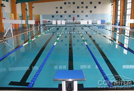 El grupo de gimnasia de mantenimiento de Peraleda visita la piscina climatizada 