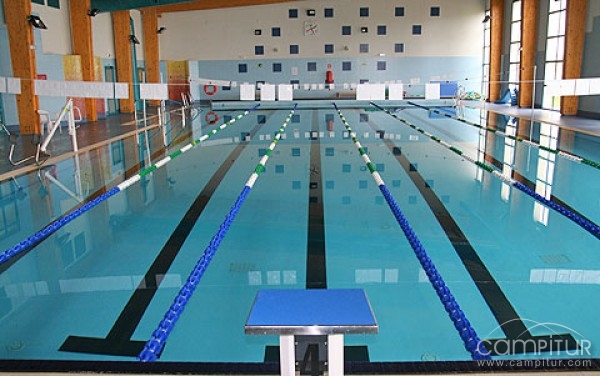 El grupo de gimnasia de mantenimiento de Peraleda visita la piscina climatizada 