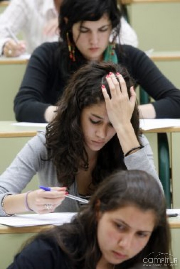 Extremadura, por primera vez, supera la media nacional de tasa bruta de población que se gradúa en ESO