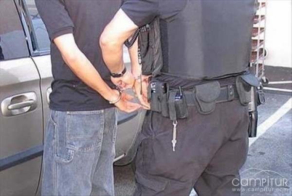 Arrestado en Azuaga un joven por robar y golpear a un hombre 